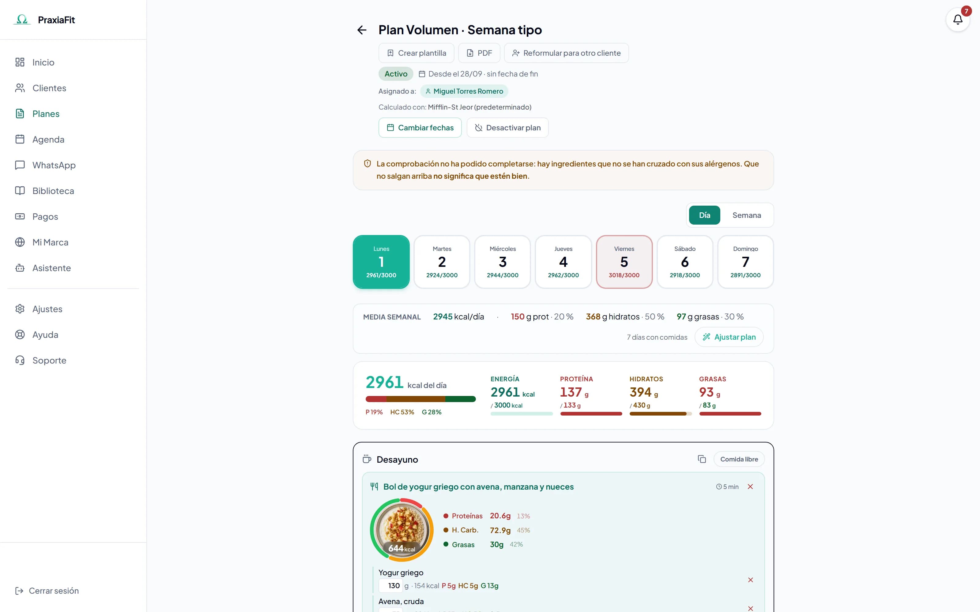 Editor de un plan generado en PraxiaFit: los siete días entre 2.891 y 3.018 kcal para un objetivo de 3.000.